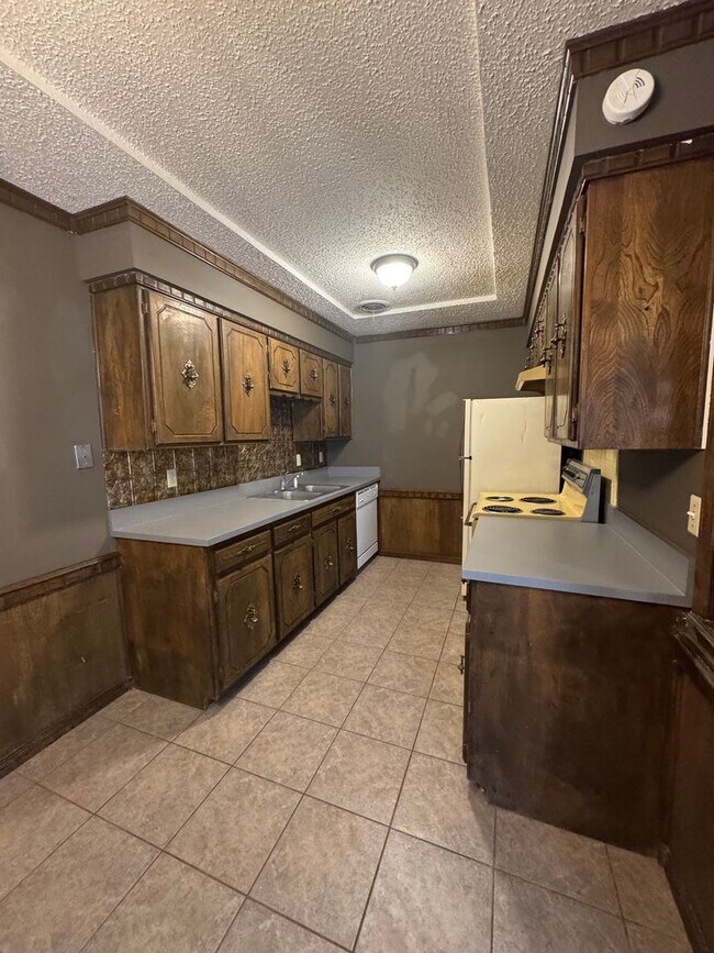 Building Photo - Great Duplex in Medical District 2 Bedroom 1 Bath Washer and Dryer Hook Ups