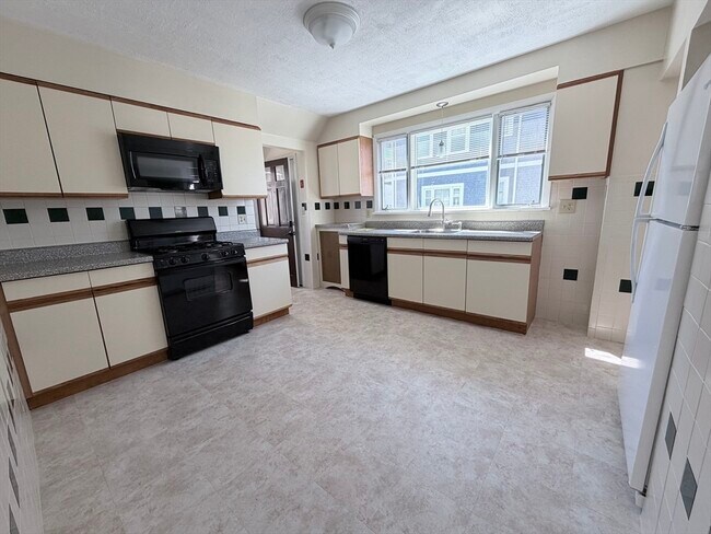 Building Photo - 861 Fellsway