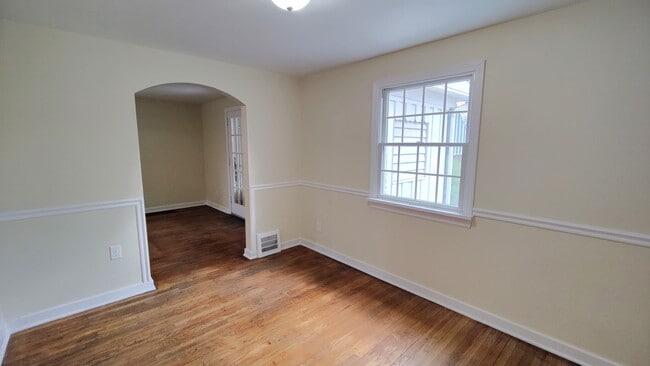 Building Photo - *Recently Updated 3BD/1BA Available for Re...