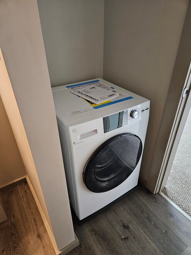 washer/dryer combo - 142 W Front St