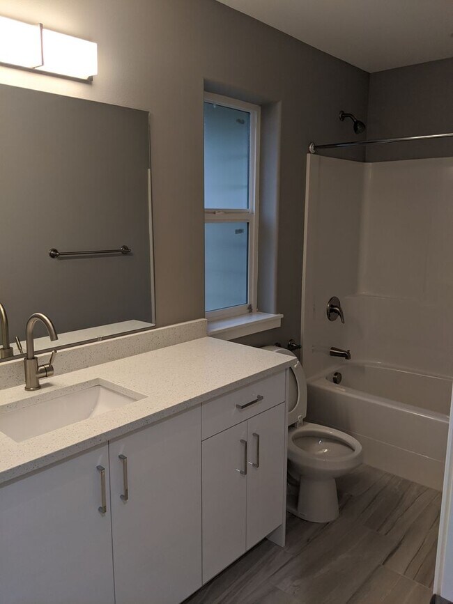 Building Photo - 7655 Parkland Dr