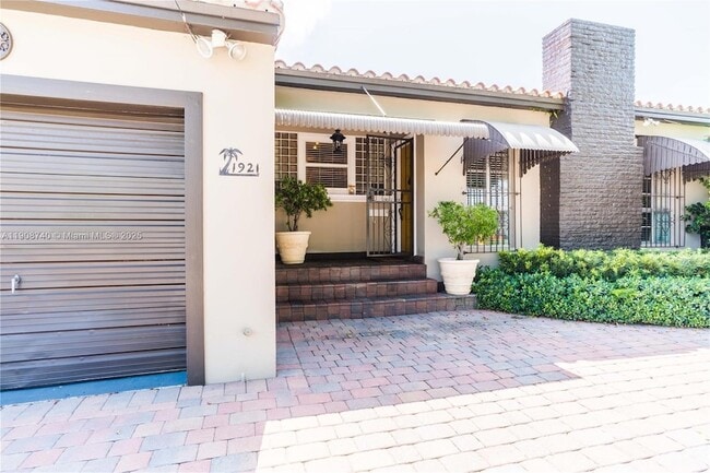 Building Photo - 1921 SW 18th Ave