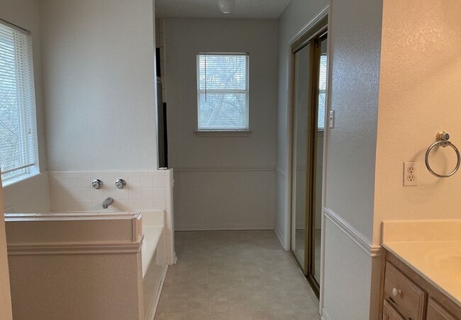 Building Photo - 1701 Tanglewood Dr