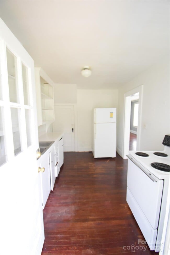 Building Photo - 614 N Ellis St