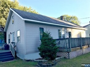 Building Photo - 1 Cedar Ln