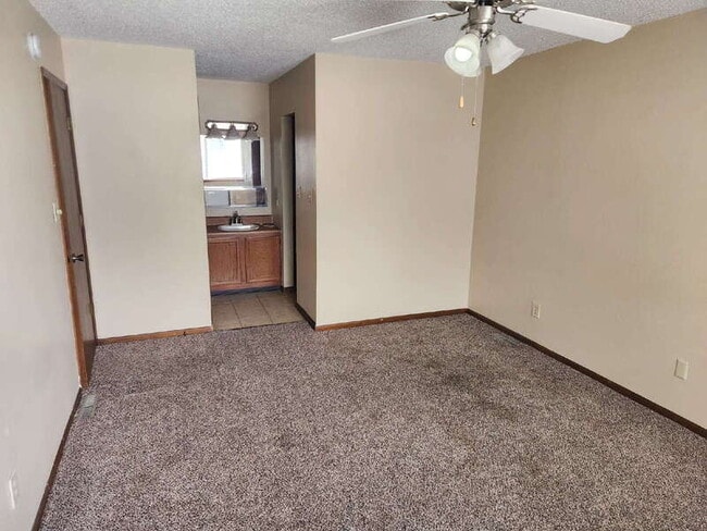 Building Photo - 926 Breezewood Cir