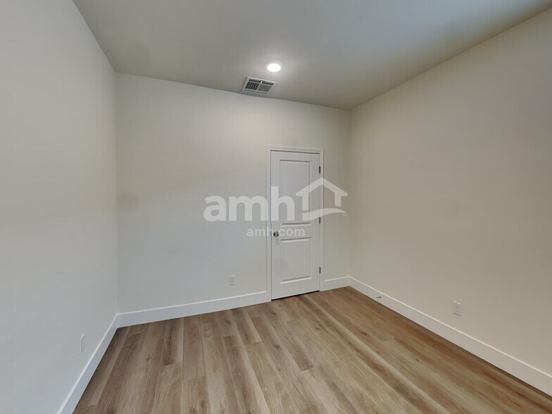 Building Photo - 494 Silverbell Fls Pl