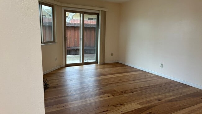 Building Photo - Spacious 3 bed/2 bath condo in Desirable Valley Crest