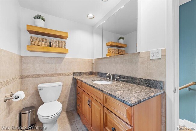 Building Photo - 758 Chester St