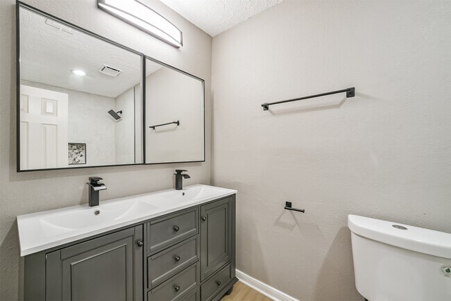 Building Photo - 10826 Thorncliff Dr