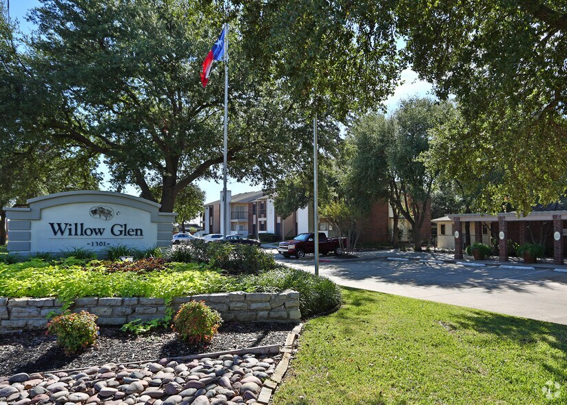 WILLOW GLEN 1301 Sycamore School Rd Fort Worth TX 76134 Apartment