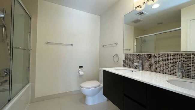 Building Photo - 2BD/2BA - Stylish 2BR Townhome Near Apple ...