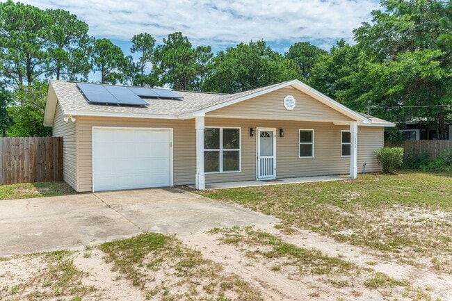 Building Photo - Charming Navarre Home on Nearly Half an Acre