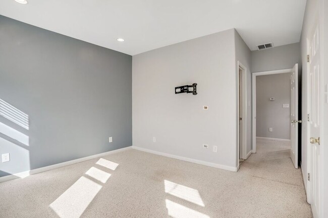 Building Photo - Amazing Anacostia 3 Bedroom with Parking I...