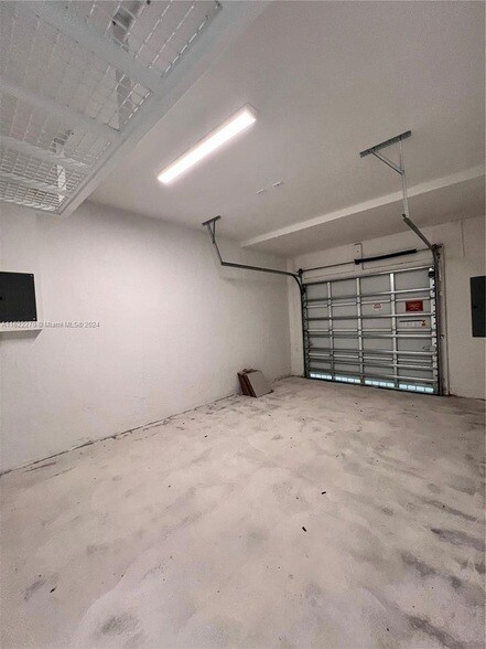 Building Photo - 714 SE 13th Ct