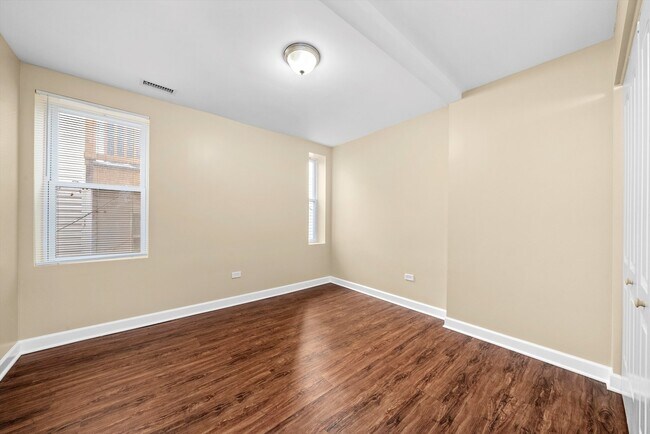 Building Photo - 552 W Cullerton St