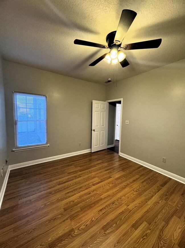 Building Photo - Move-In Special!! 1/2 Off First Month's Re...