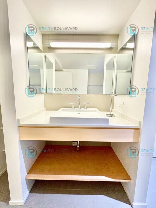 Building Photo - Modern 1 Bedroom 1 Bath Luxury Condo at Th...