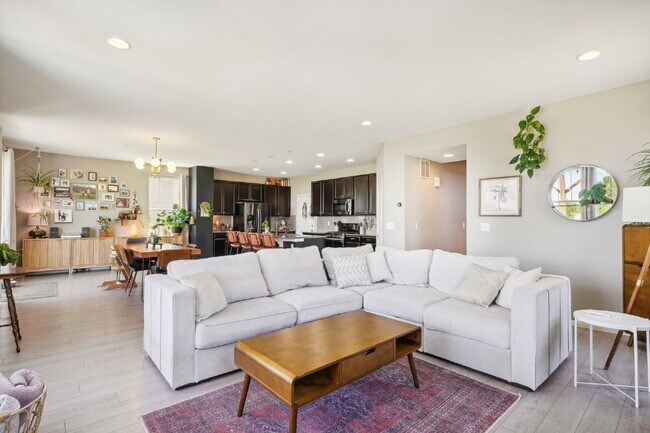 Building Photo - "Spacious 4-Bedroom Retreat with 2.5 Baths in Reunion!"