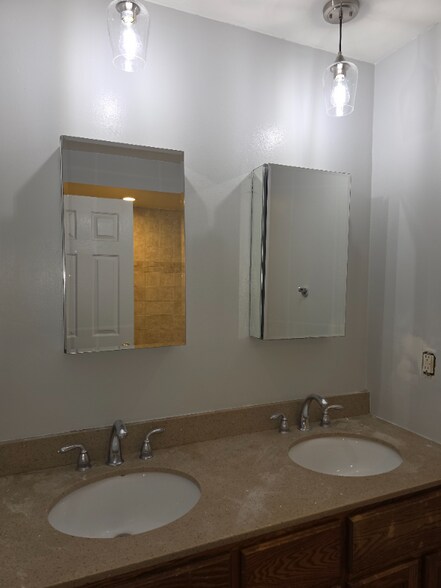 Building Photo - 15546 Sunset Dr