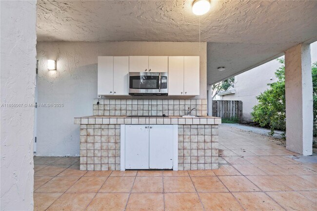 Building Photo - 10073 SW 117th Ct