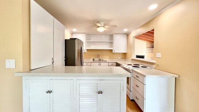 Building Photo - RARELY AVAILABLE 3 BEDROOM NEAR BEACH