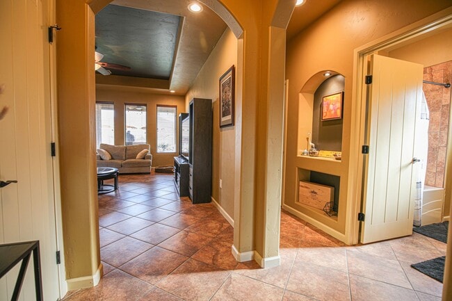 Building Photo - Beautiful 4 Bed 2 Bath - Dogs Allowed!