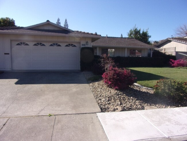 Building Photo - 718 Linwood St