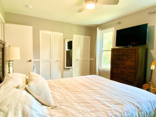 Building Photo - Amazing 4 Bedroom 2 Bathroom! Large Lot!  ...