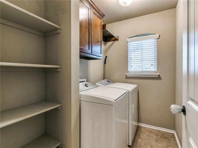Building Photo - 517 Apple Tree Ln
