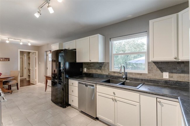 Building Photo - 847 Peavy Rd