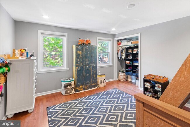 Building Photo - 213 Montrose St