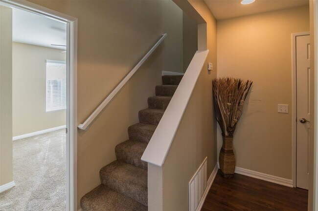 Building Photo - For rent in Granite Hills EC | 3BR 3BA with Garage