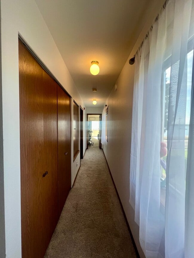 Building Photo - 2Bd 2Ba Waterfront Mariners Cove Condo in ...