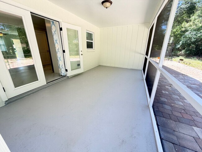 Building Photo - San Carlos Annual Rental 2/1 fully renovated and ready to move in