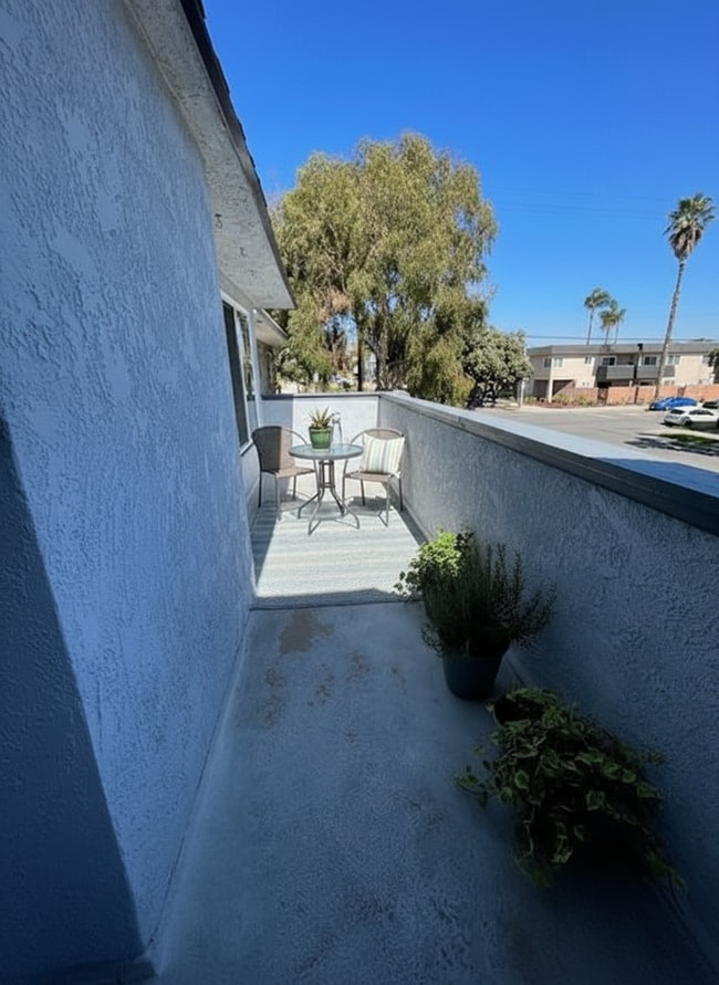 Building Photo - Spacious 2 Bedroom Unit in Huntington Beach
