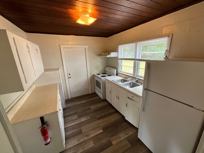 Building Photo - Cozy 1/1 Cottage at Hill Loop in Bonifay with Water/Sewer, Garbage, and Lawn Maintenance Included!