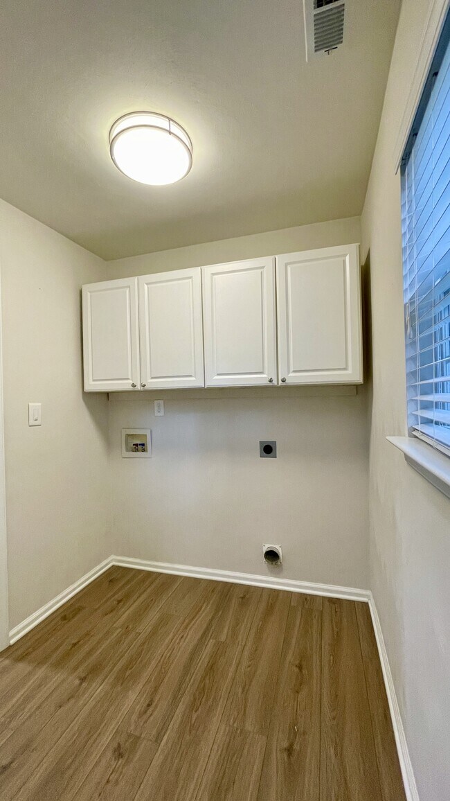 Building Photo - 6207 Oaken Gate Dr S