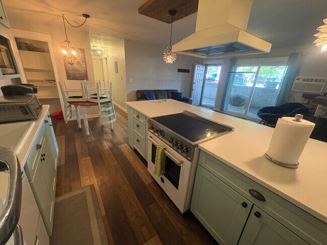 Building Photo - Stylish Ground Level Condo 2 Bedroom 2 Bath!