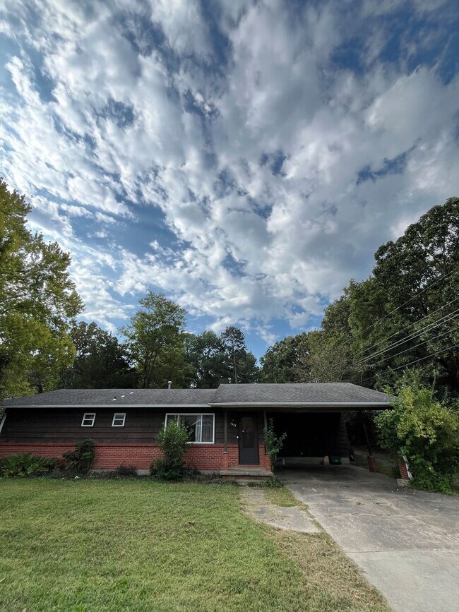 Building Photo - 3 bedroom 2 bath home in FAY, near campus and Greenway.