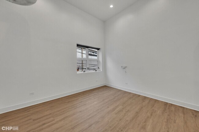 Building Photo - 4731 N Western Ave