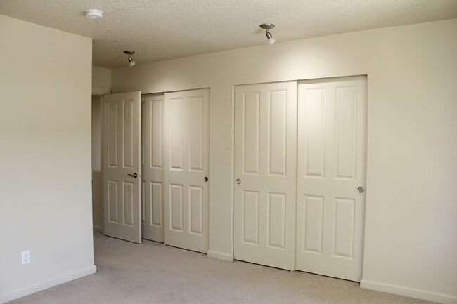 Building Photo - 321 NE Edgeway Drive