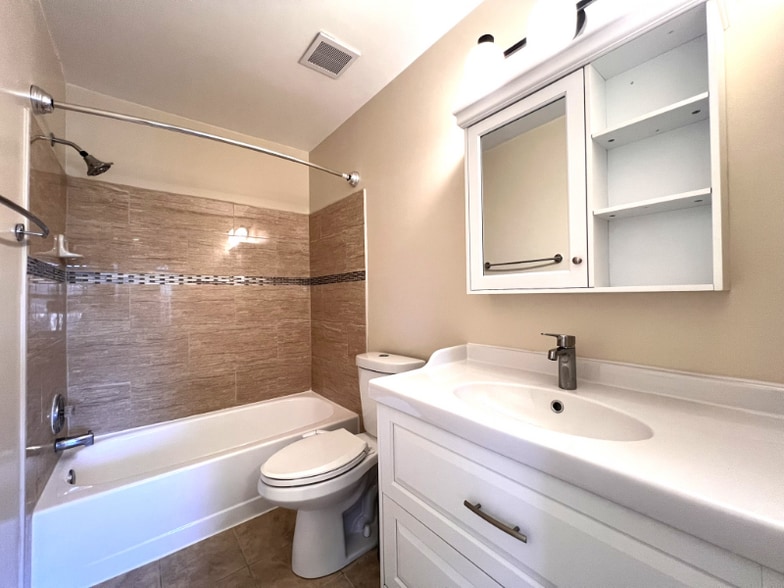 Building Photo - 9894 Burke Pond Ct