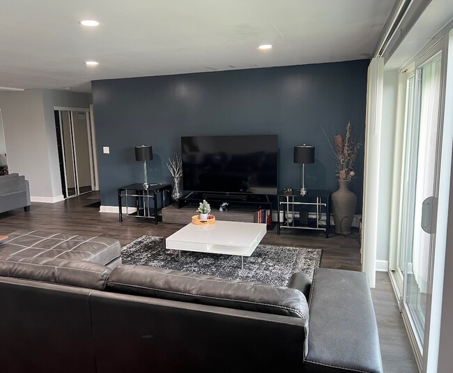 Building Photo - 10373 Dearlove Rd