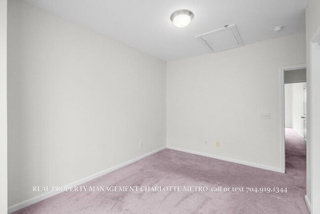 Building Photo - Charming 2 Bed, 2 Bathroom city Retreat Near Uptown Charlotte & Greenway Access