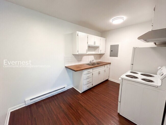 Building Photo - 2601 Hillsboro Pike