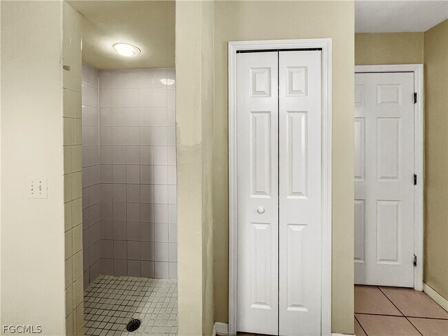 Building Photo - 208 SE 17th St