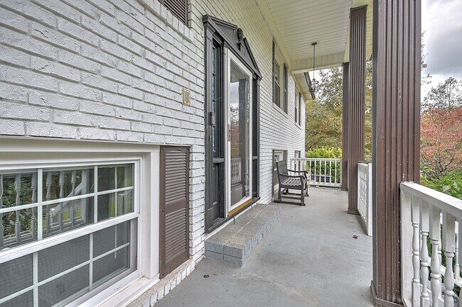 Building Photo - Beautiful split foyer home in Colonial Hei...