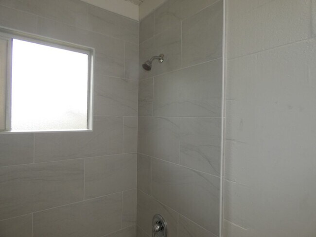 Building Photo - Clean and Bright 2 Bedroom 1 Bath Duplex