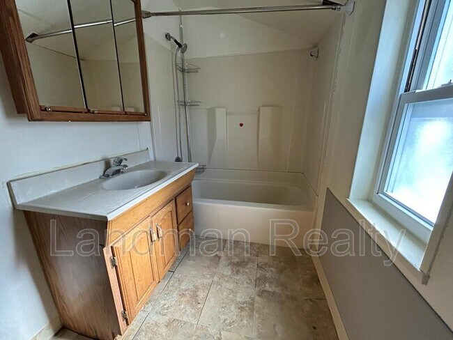 Building Photo - 464 Elias Dr
